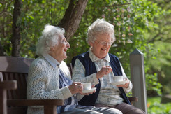 Zwei Bewohnerinnen im Garten des Pflegeheims