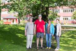 Psychiatrie Berlin: Bewohner und Betreuer im Garten