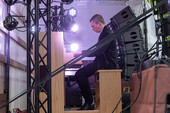 Cameron Carpenter spielt auf der Orgel
