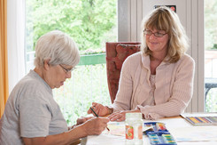 Kunsttherapie mit einer Bewohnerin des Pflegeheims