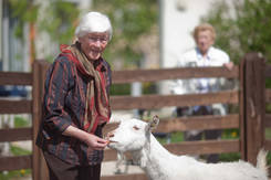 Bewohnerin im Garten des Pflegeheims