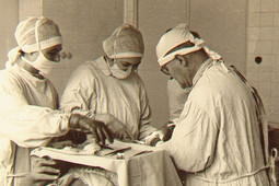 1949: Dr. Robert Kaiser operiert