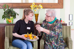 Pflegefachfrau mit einer Bewohnerin