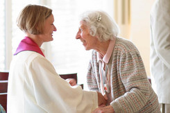 Pastorin Birgit Fahnert und eine Bewohnerin