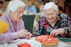 Bewohner belegen einen Kuchen