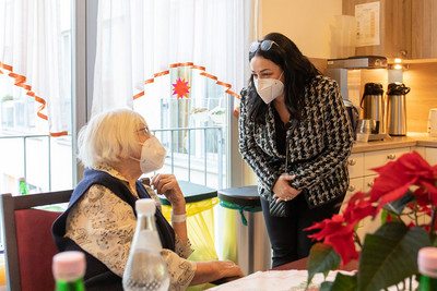 Gesundheitssenatorin Dilek Kalayci spricht mit Frau Haase