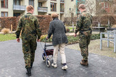 Bundeswehr Spaziergang mit Bewohnerin