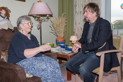 Pastor Uwe Onnen im Gespräch mit Bewohnerin