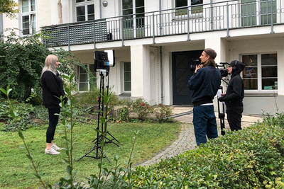 Interview zum Videodreh im Garten