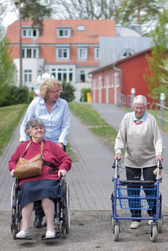 Psychiatrie Spandau: Spaziergang mit Bewohner